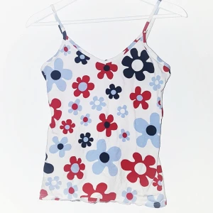  - Linne med blommor på. 