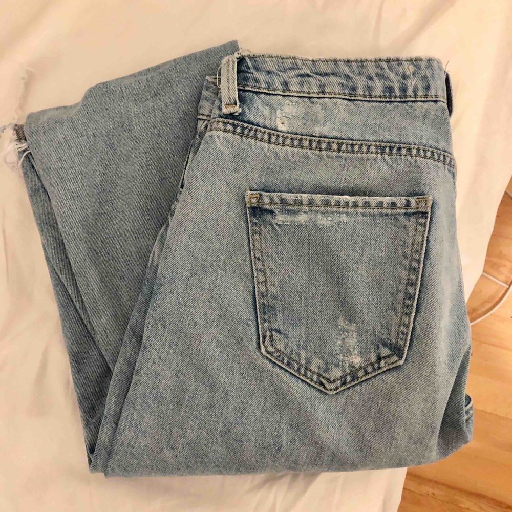 Ett par ljusblå mom jeans. passar till allt! det bästa med dessa är längden för de som vill ha tall model<33 (jag är 176). Jeans & Byxor.