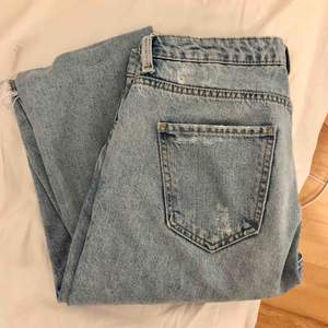Ett par ljusblå mom jeans. passar till allt! det bästa med dessa är längden för de som vill ha tall model<33 (jag är 176)