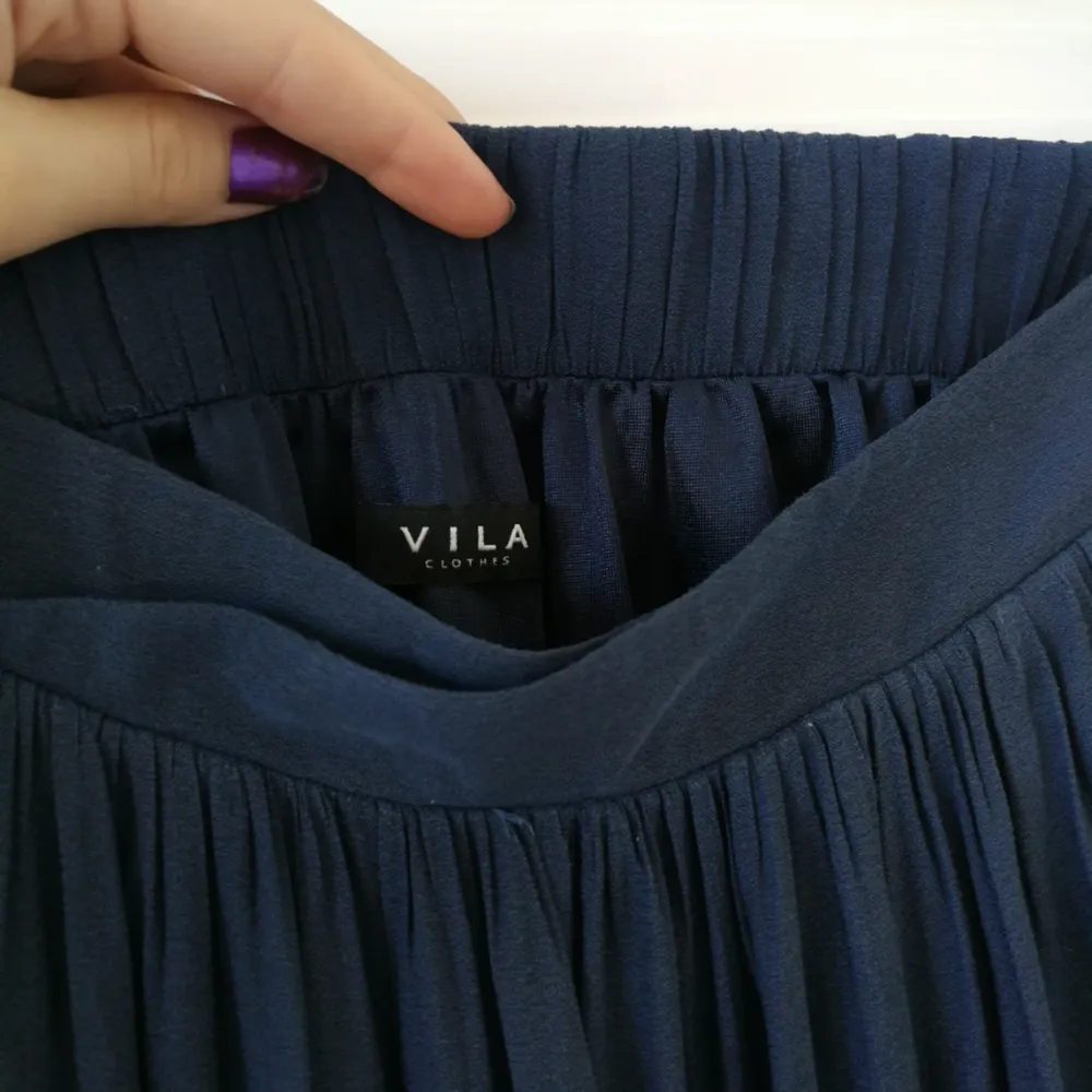 Lång mörkblå kjol från Vila, aldrig använd! 🌼. Kjolar.