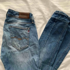  - Replay jeans med hål