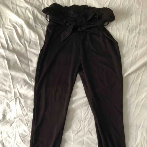  - Superskön byxa i glansigt och tunt material med knytning i midjan