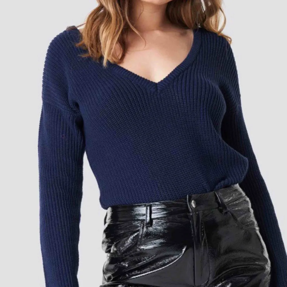 ”Deep Front V-neck Knitted Sweater Blue” i storlek S. Köpte den på NA-KD 299kr och säljer den för 100kr. Använd endast 1 gång, köparen står för eventuell frakt.. Tröjor & Koftor.