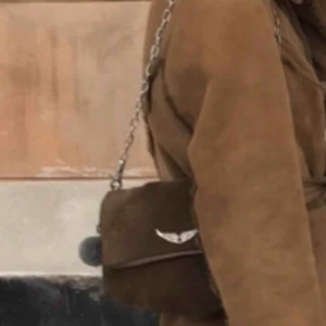  - Zadig et Voltaire väska i den större Rocky modellen. Använd ett fåtal gånger där av priset. Vid snabb affär står jag för frakten