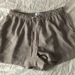  - Shorts i tunt skönt material