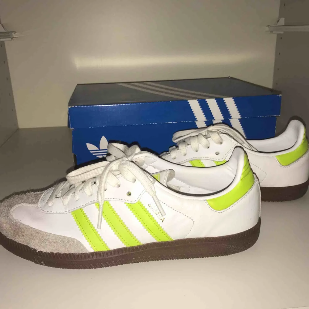 I bought these beautiful iconic adidas sneakers 3 months ago. I was wrong with choosing the right size and they are small for me. They are barely used and are in good shape.. Skor.