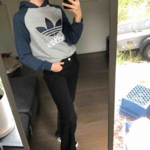  - En mysig grå och blå adidas hoodie i ”barnstorlek” 12-14, men skulle säga att den motsvarar en XS. Endast använd ett fåtal gånger. Kan mötas upp i Stockholm eller så står köparen för frakt