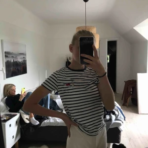  - Vit och blå randig tröja från Cubus. Är använd men i bra skick! Frakt ingår!