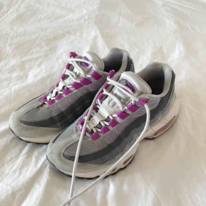  - väldigt sparsamt använda och svinsnygga nike air max 95. köpta för 1300kr. har tyvärr ingen låda kvar! frakt tillkommer, kolla gärna mina andra annonser så kan jag skicka flera saker samtidigt om intresse finns 😌🌞