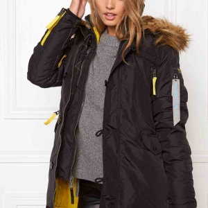 Vinterjacka! - Alpha Industries vinterjacka! Endast använd 1 vinter.  Pälsen är av!