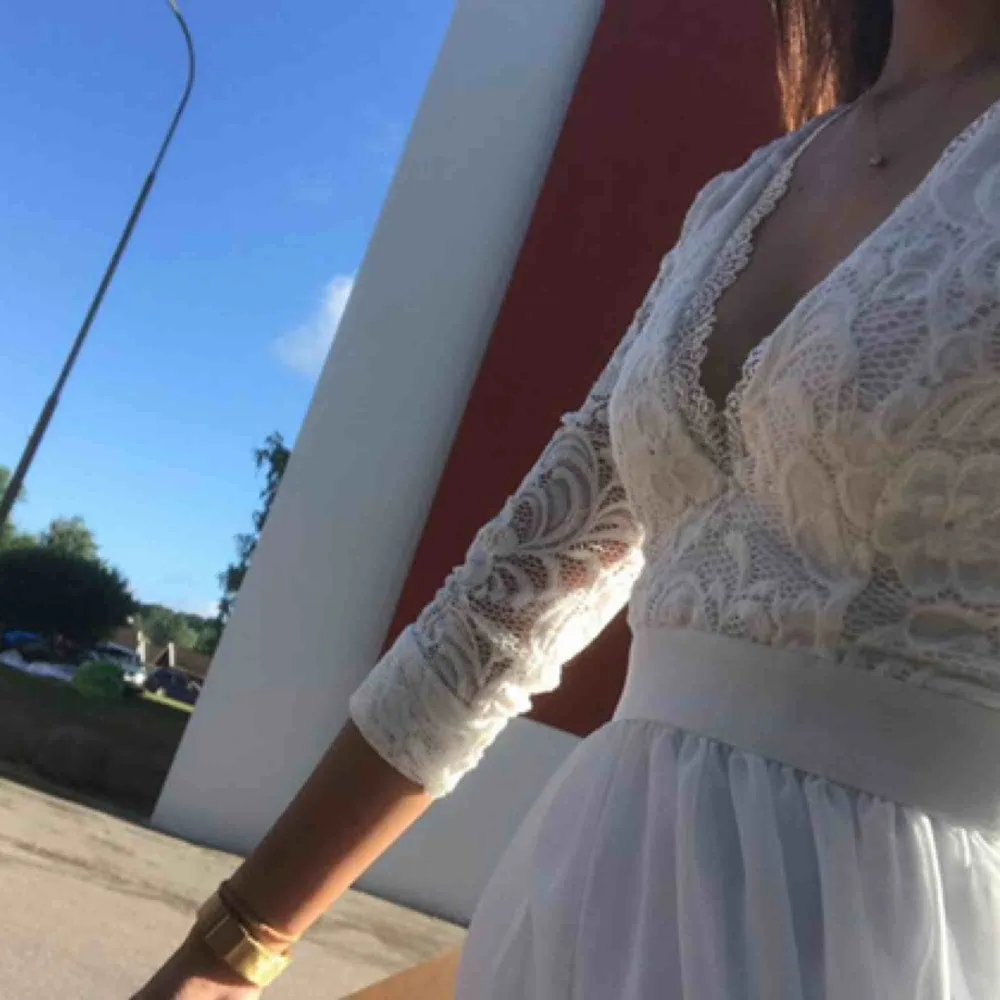 En vit klänning från Nelly,använd bara engång och är som ny. Köpare står för frakten (kan även mötas i Halmstad eller Göteborg). Klänningar.
