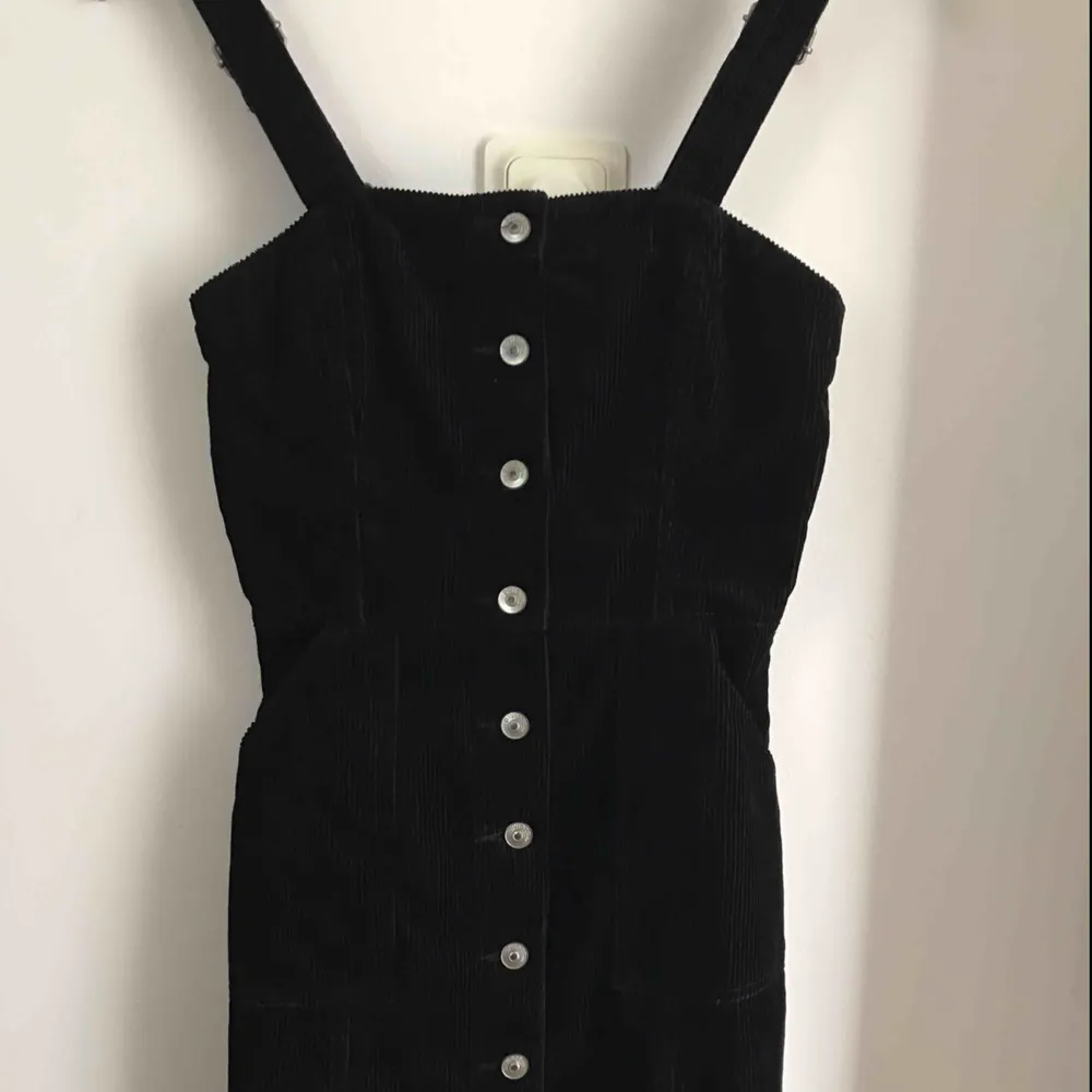 Super snygg svart manchester klänning ifrpn H&M. Har använt endast 1 gång.👗👗. Klänningar.