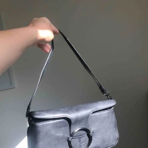  - As snygg väska ifrån MQ, säljer då jag har många liknande.  Inte jätte stor men man får plats med lite grejer.  Fraktar 😊