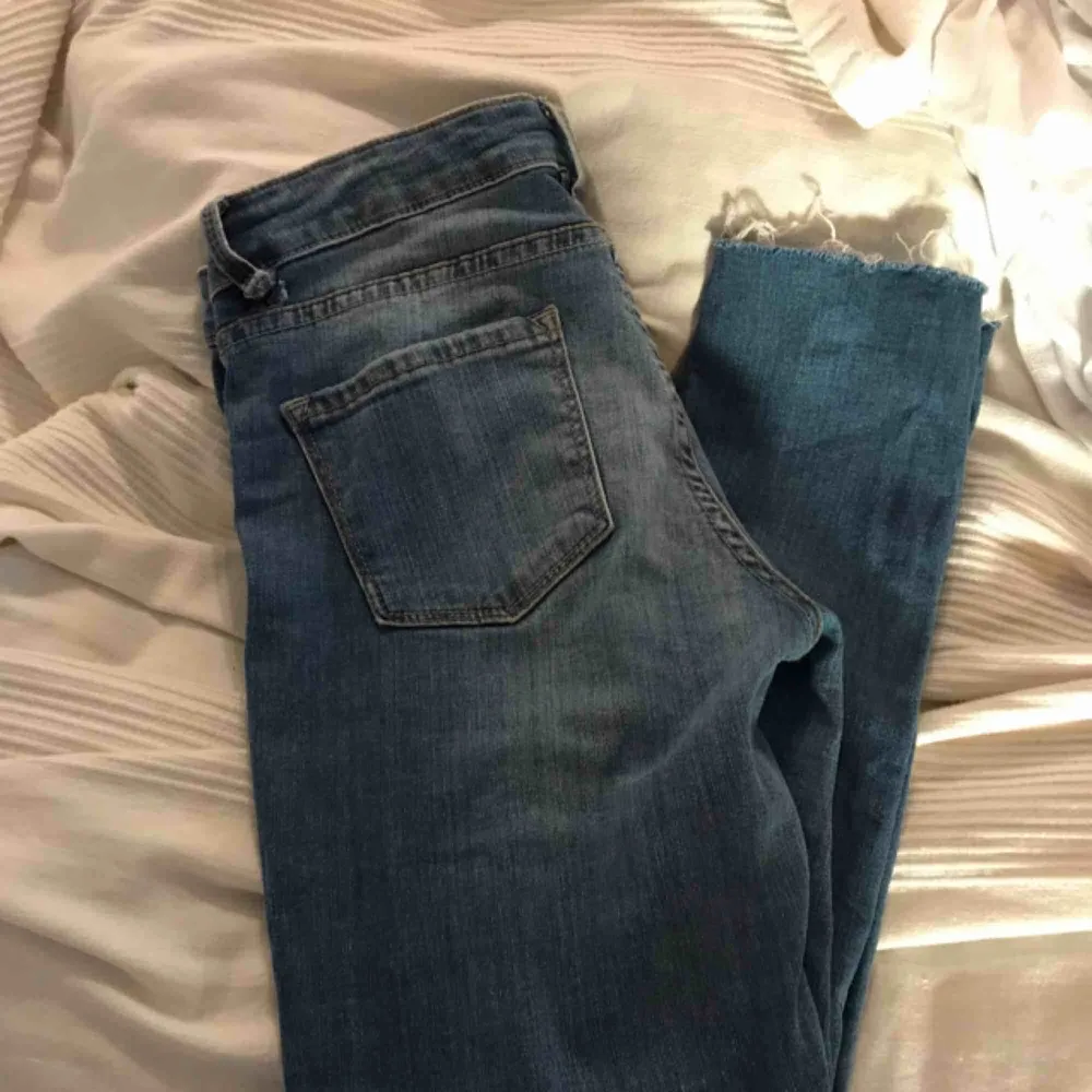 Ljusblå jeans . Jeans & Byxor.
