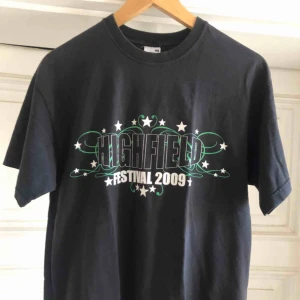  - Festivaltröja med bandnamn på ryggen. Från 2009. Snyggt urtvättad. 