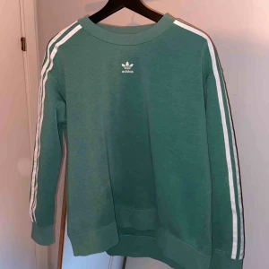  - Turkos Adidas tröja✨ Använd en gång så i väldigt bra skick.✨Frakt tillkommer