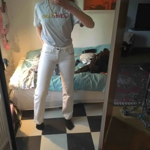  - Speciell Calvin tisha med sydd logga, jättecool gråish färg köpt på second hand men bra skick har själv bara använt 1 gång