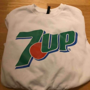  - En 7up sweatshirt från hm i storlek xs. Är i fint skick och inga skador.    Ej upphämtning 