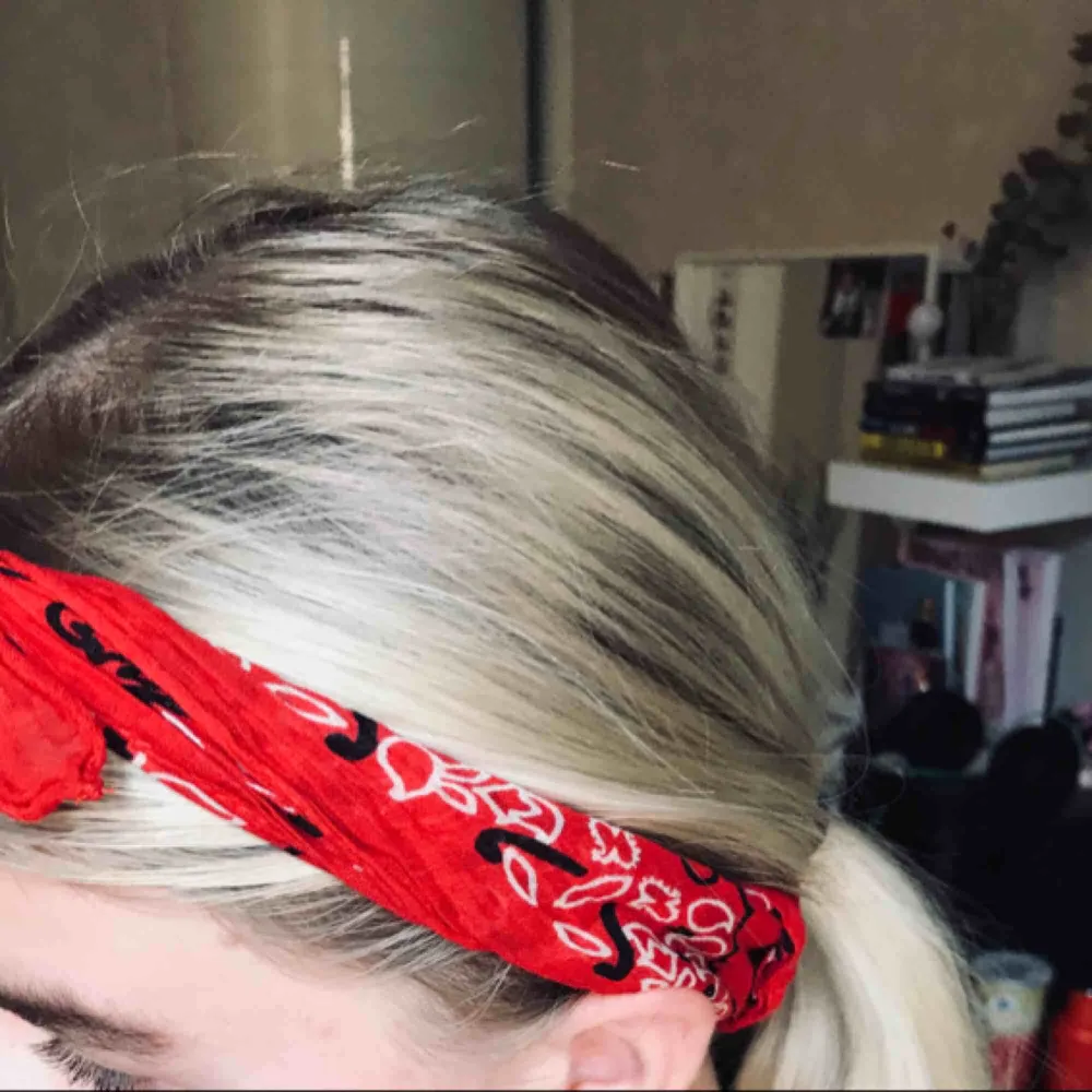 Säljer min röda jättesnygga bandana ifrån Carlings! Kan både användas i håret och ha som någon annan snygg accessoar!🔥. Accessoarer.
