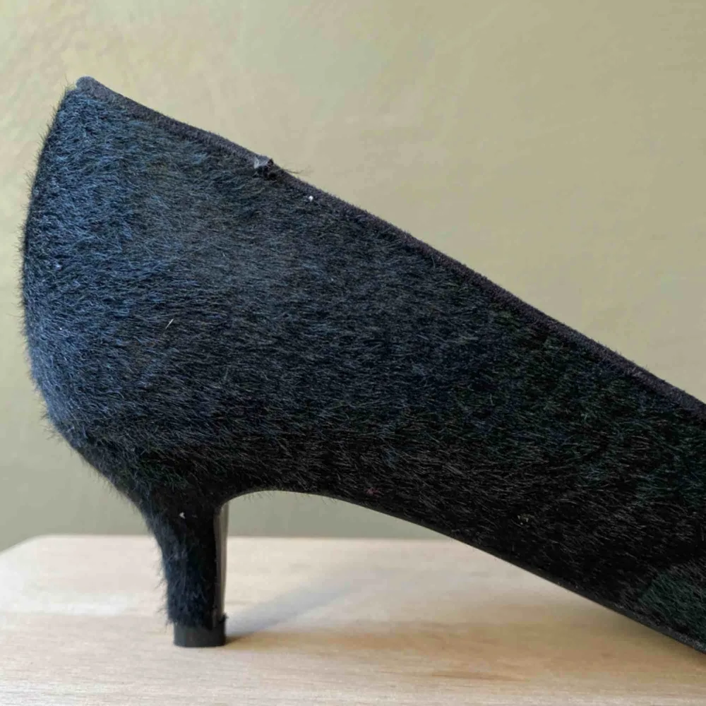 Helt oanvända skor med trendig taxklack från H&M i ”päls”. Frakt betalas av köparen 📦 tar swish 💕. Skor.