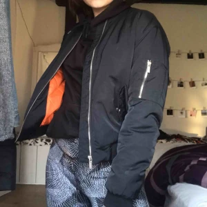  - En svart bomberjacka från Junkyard med orange innertyg i storlek XS, passar mig perfekt o h är vanligt vis storlek S. Knappt använd, nypris 600.