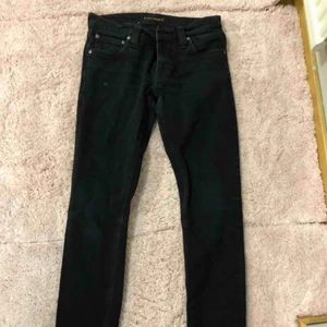  - Tajta svarta Nudie jeans, använda 2 gånger, köpta för 1400 kr. Klippt bort storlekslapp men en mindre storlek 36 ungefär. Fraktar för 66 kr