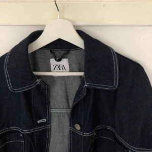  - Jeansjacka från Zara med vita sömmar.