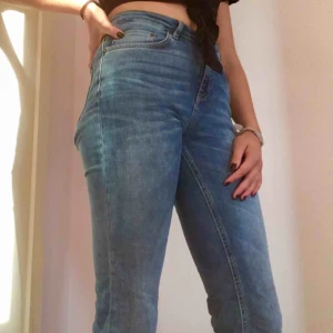 Jeans - Säljer de här bootcut-jeansen pga att de blivit för små och inte min stil alls. De är köpta begagnat men aldrig använda av mig, och är i bra skick, hör gärna av dig om du undrar något!✨🦋 köparen betalar frakten
