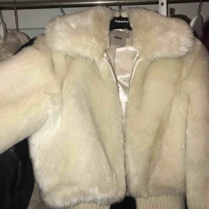  - Lite kortare cremevit pälsjacka, inte äkta päls, från asos. Använd ca 2 gånger och säljer pga att jag måste rensa ur garderoben och denna kommer sällan till användning. Den är varmare än vad den ser ut och passa perfekt till hösten.