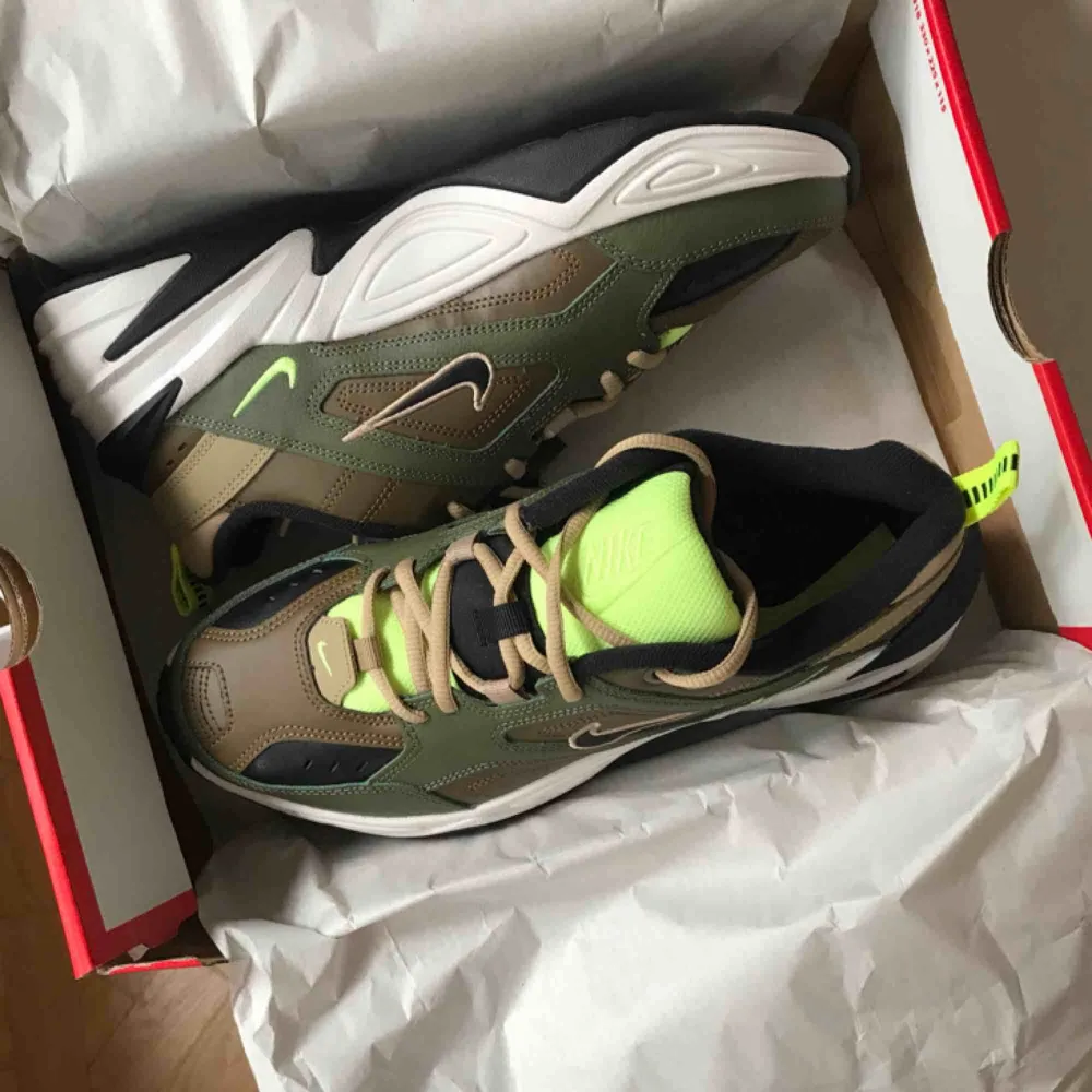 Helt nya och oanvända Nike M2K tekno sneakers i olivgrönt/brunt. Beställde nämligen fel storlek 😭. Skor.