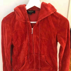  - Röd juicy couture tröja i xs. Nypris 1100 kr!  