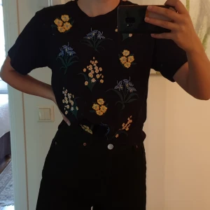  - Hej, säljer denhär blommiga Monki t-shirten eftersom den är lite för stor för mig. Den är lite oversize och lose-fit, lite croppad men inte magtröja. Hyfsat nytt skick men tyget är inte riktigt lika styvt som när jag köpte den. Mycket fin i övrigt!!😊😊