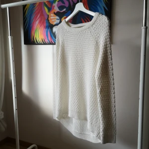  - Skön stickad tröja, lite längre modell, ej slim fit. 
