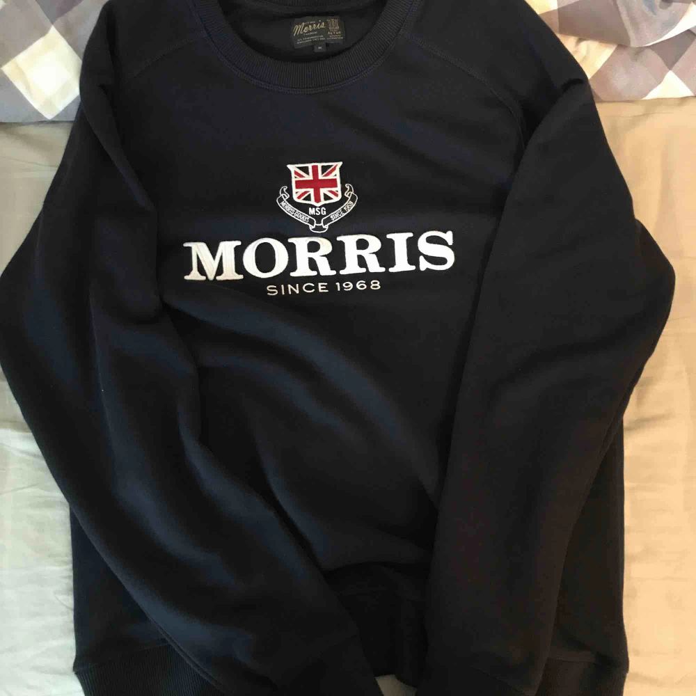 En Morris tröja. Storlek M men passar också en L. Använd 2 gånger. Kan gå ner i ork vid snabb affär.. Tröjor & Koftor.