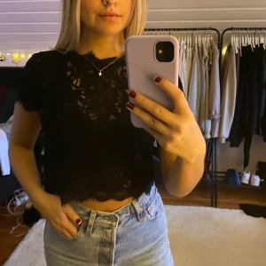 Spetströja - En svart tshirt i spets från Lindex, storlek XS. Köparen står för frakten och betalning sker via Swish!😊😊