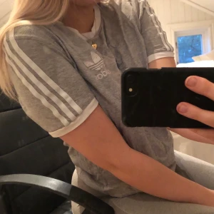 Adidas tröja - Säljer min adidas tröja som ej kommer till användning, skriv vid frågor🥰 Strl S. Bud börjar på 50kr. Köparen står för frakten☺️
