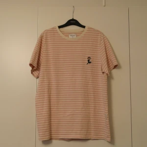 Tshirt - Urban outfitters - Fin tshirt från Urbanoutfitters i märket ”Shore leave”. Gott skick! Köparen står för frakt, kan också mötas i stockholm