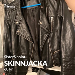 Skinnjacka  - Använd, därav billigt pris. Fin med pälsväst över.