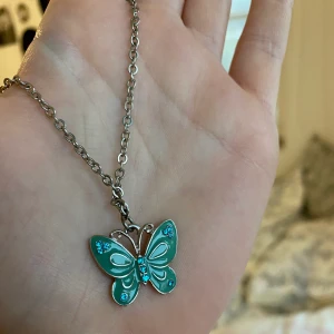 Fjäril halsband - Fint halsband som aldrig kommit till användning! Kan mötas upp i Stockholm annars står köparen för frakten(11kr)🦋🦋🦋