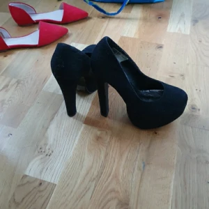 Skor - storlek 35, står inte för frakten och djur finns i hemmet ute på fler sidor