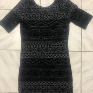 Julklänning - Säljer min fina mönstrade klänning från H&M som passar perfekt nu till höst/vinter med ett par strumpbyxor under🥰 Köptes för 200kr och säljer 100kr. Endast använd en gång. Köparen står för frakt💞 Är strl 40 men är lite för liten för mig som vanligtvis har strl 38 (M), så skulle nog säga att den passar S/M💕 Kunden står för frakt