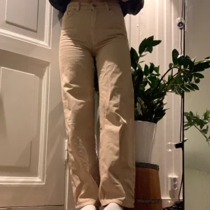 Jeans - Oanvända jeans från monki då de inte är min stil. Vill bli av med de så snabbt som möjligt så kom gärna med prisförslag!:) köpare står för frakt⚡️⚡️