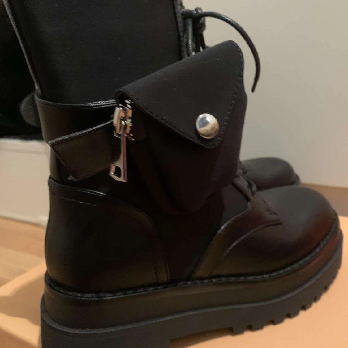 Svarta chunky kängor i skinnimitation (sprillans nya, oanvända)  - 91