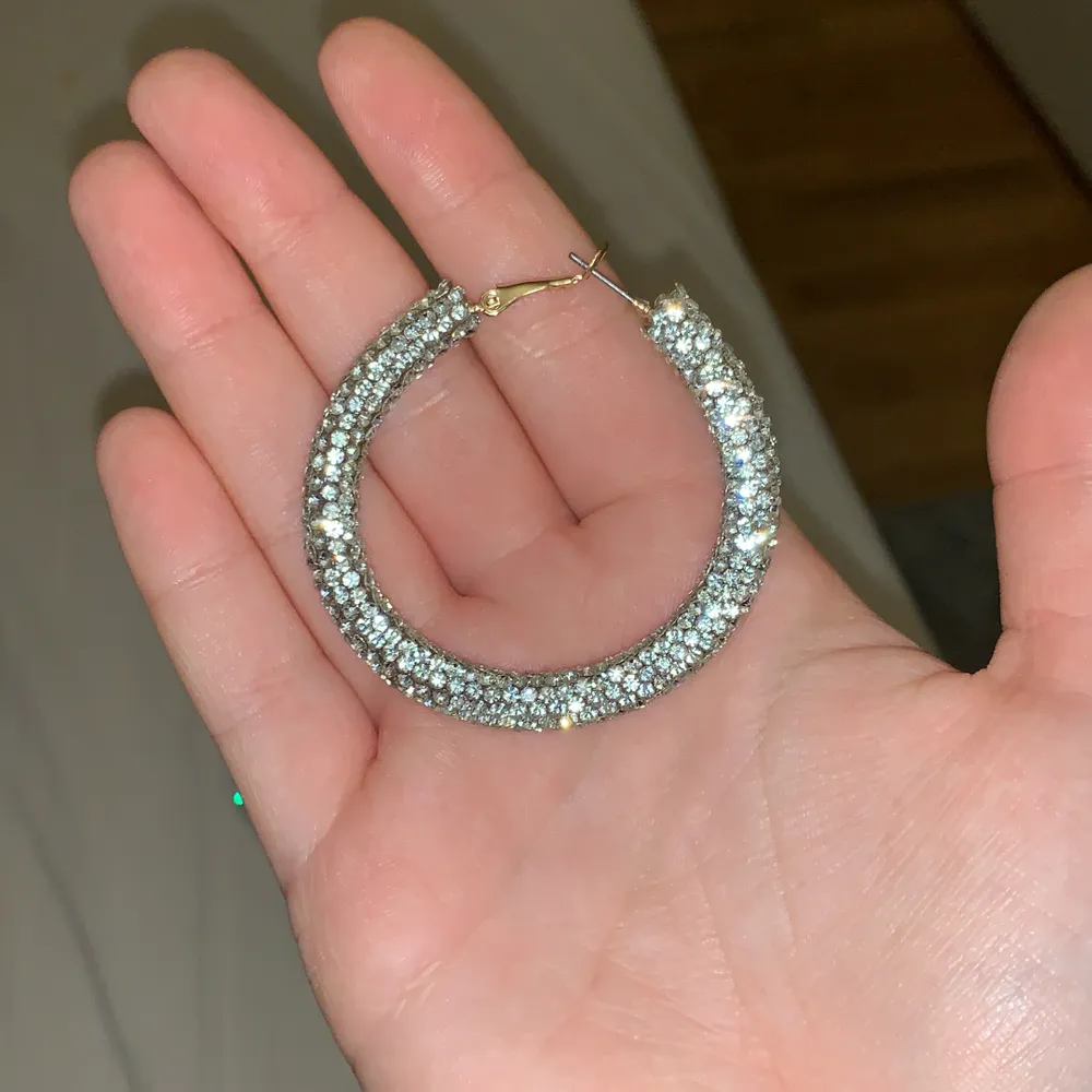 Hoops bought from Asos. Super cute and fancy, though too fancy for me which is why im selling them. Very lightweight! . Accessoarer.