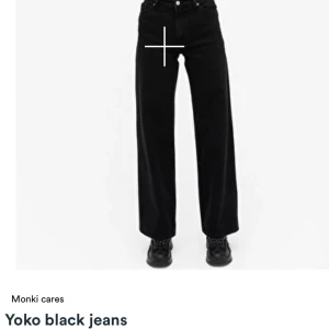 Monki yoko jeans - Säljer nu mina yoko jeans från monki. De är använda en del men är i väldigt fint skick. De passa mig okej som är 170cm men de kunde varit lite längre:)