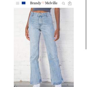 Ett par superfina jeans från Brandy Melville! Passar mig som är 170 cm💕 Köpta i augusti och har inga defekter eller liknande. Frakt tillkommer💖