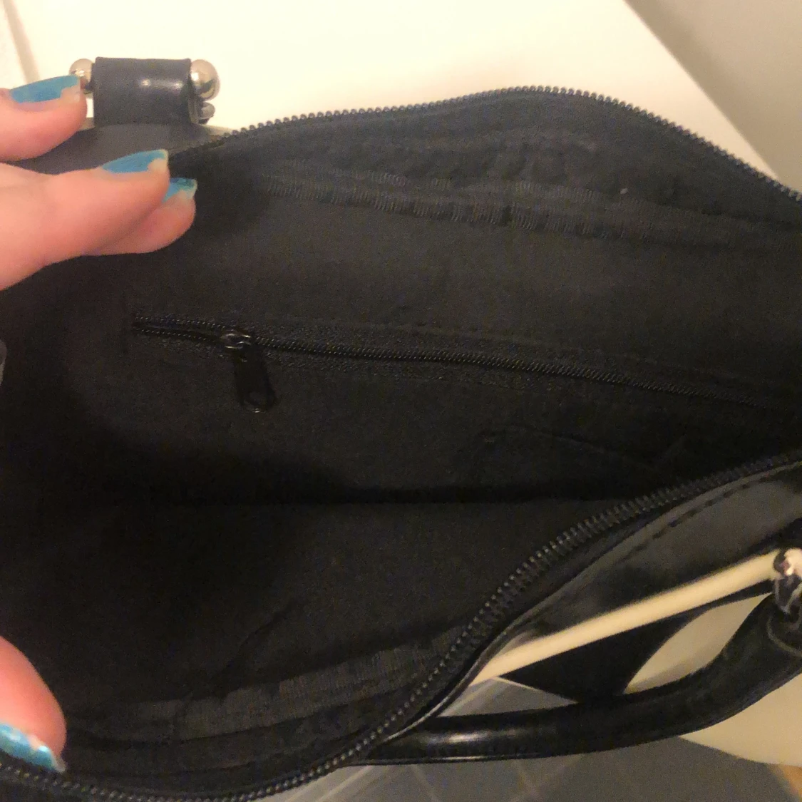 Svart och vaniljvit handväska - 90