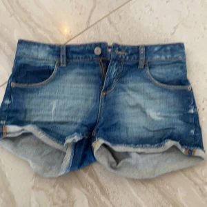 Jeans shorts - Levis shorts, aldrig använda varför i gott skick. Köpt till en xs/s storlek.