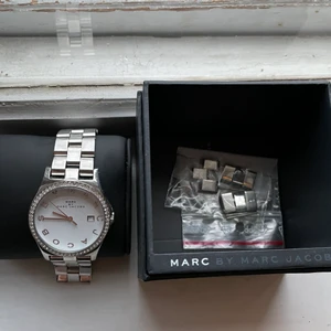 Marc by Marc Jacobs klocka  - Fin silvrig klassisk Marc By Marc Jacobs klocka! 🕰 Använd ett fåtal gånger, fint skick! Länkar följer med för att kunna reglera storlek. Köparen står för frakt. 