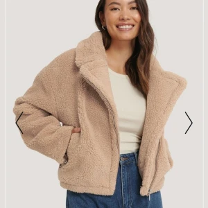 Teddy jacka i storlek 36 - Beige teddyjacka från NAKD i storlek 36. Fint skick, använd endast en gång. Budgivning om fler är intresserade. Köparen står för frakt❤️